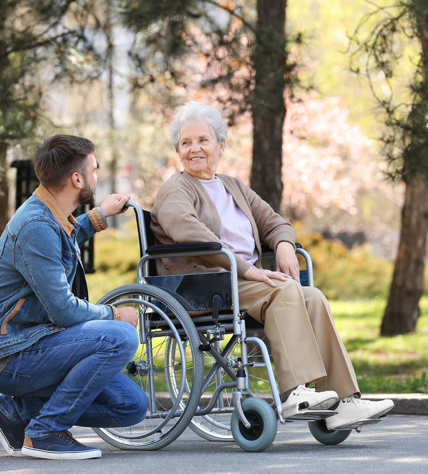 Senior erhält Unterstützung beim Aufstehen und Bewegen